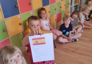 Dzieci poznały flagę Hiszpanii.